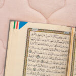 القرآن الكريم بغلاف مخمل ملون | حجم متوسط مثالي للتلاوة اليومية – 14×20 سم - Image 5