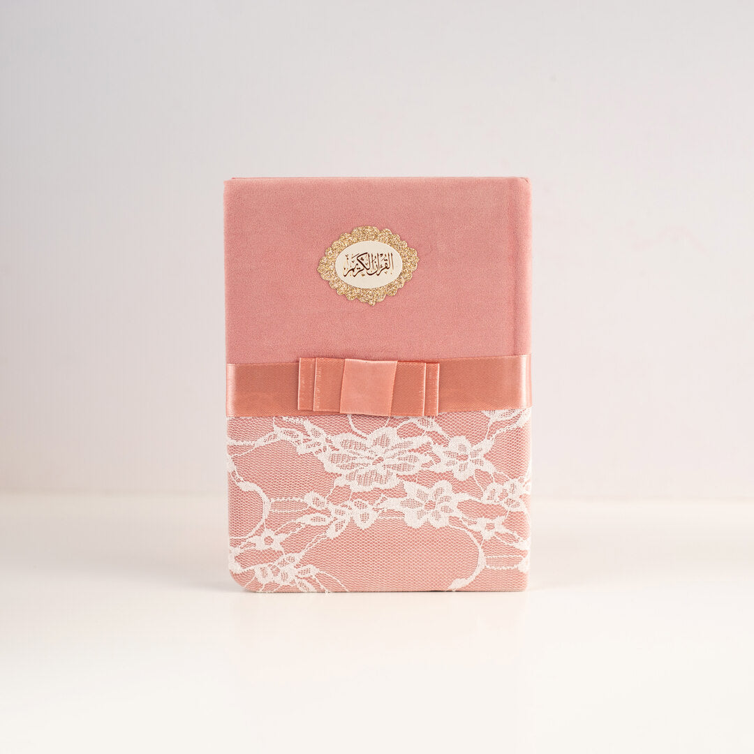 قرآن كريم بغلاف دانتيل وأطراف ملونة | حجم متوسط مثالي للتلاوة اليومية – 14×20 سم - Image 1