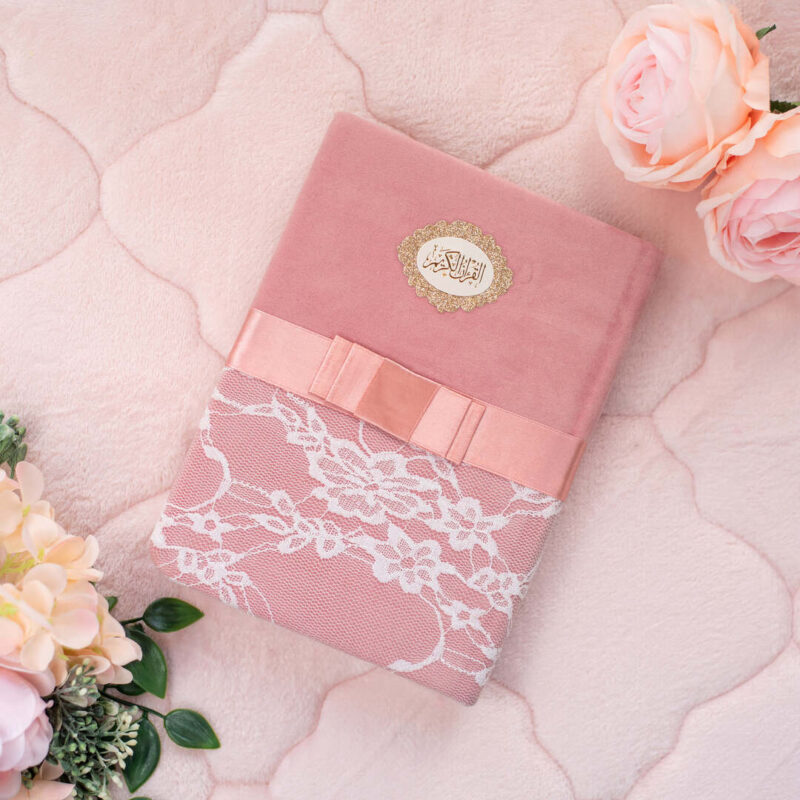 قرآن كريم بغلاف دانتيل وأطراف ملونة | حجم متوسط مثالي للتلاوة اليومية – 14×20 سم - Image 3