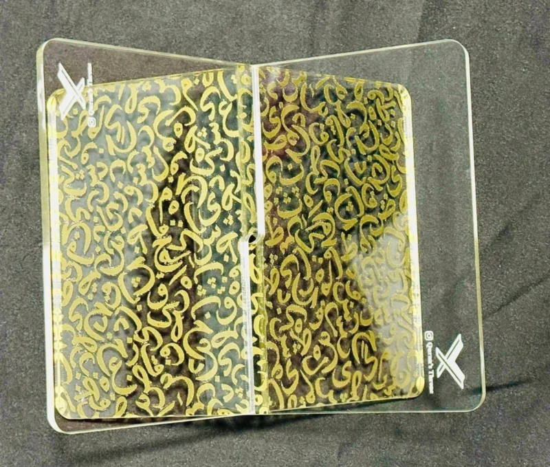 حامل مصحف أكريليك بطباعة ذهبية فاخرة - ريحال مذهل لتكريم كتاب الله